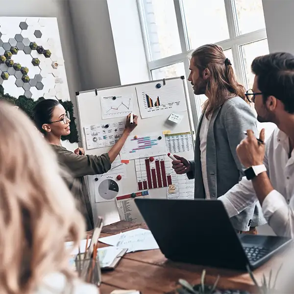 Professioneel team werkt samen aan data-analyse en impactvolle strategie