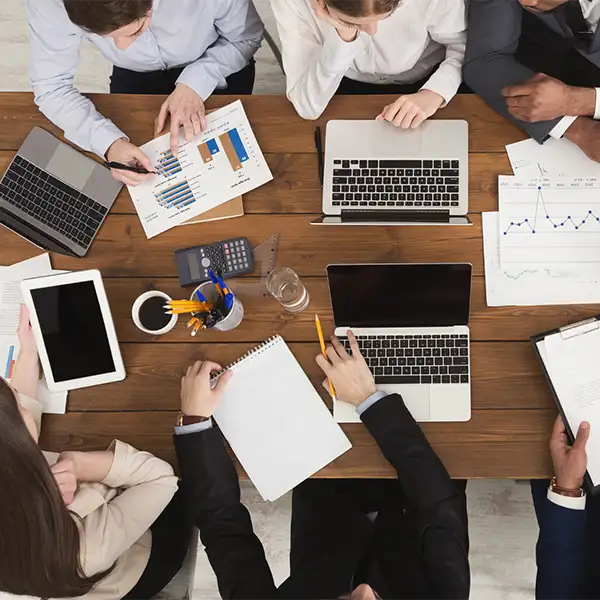 Ons bureau - First Day Adviseurs analyseren data en strategie tijdens teamoverleg